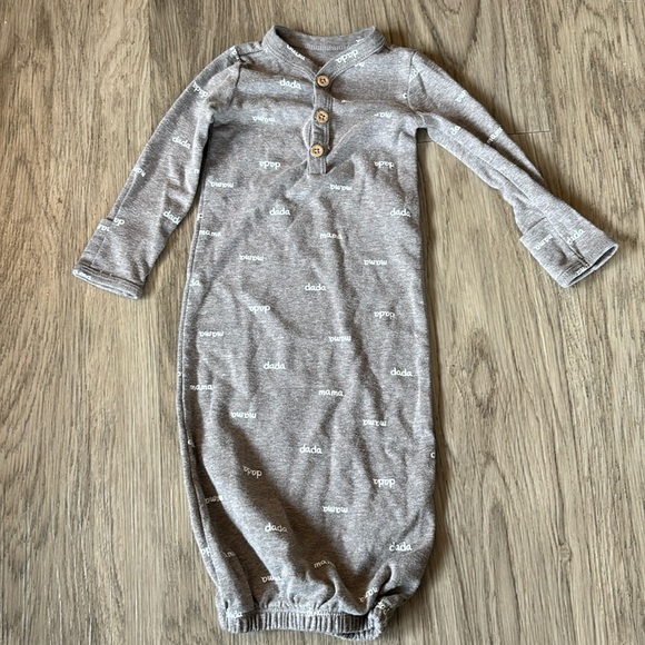 ⭐️5/$25⭐️
Mama & Dada Baby Sleep Gown, 3M Carters - Picture 1 of 3